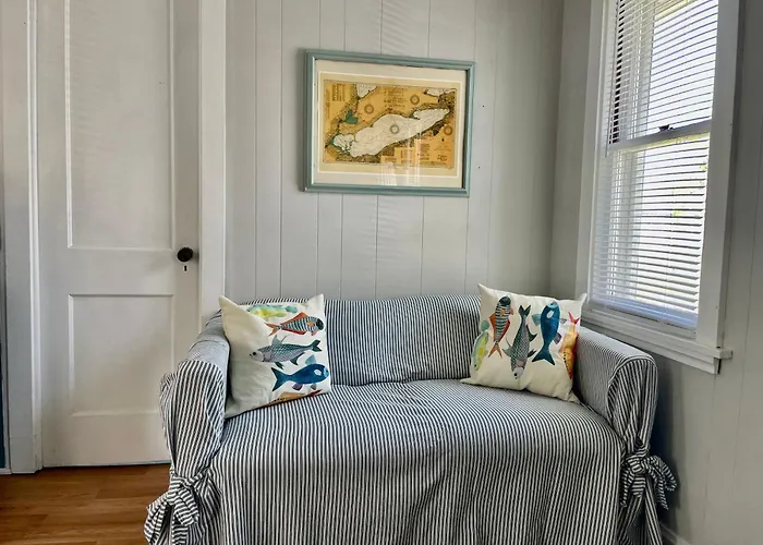 Drop Anchor Cottages And Lake House