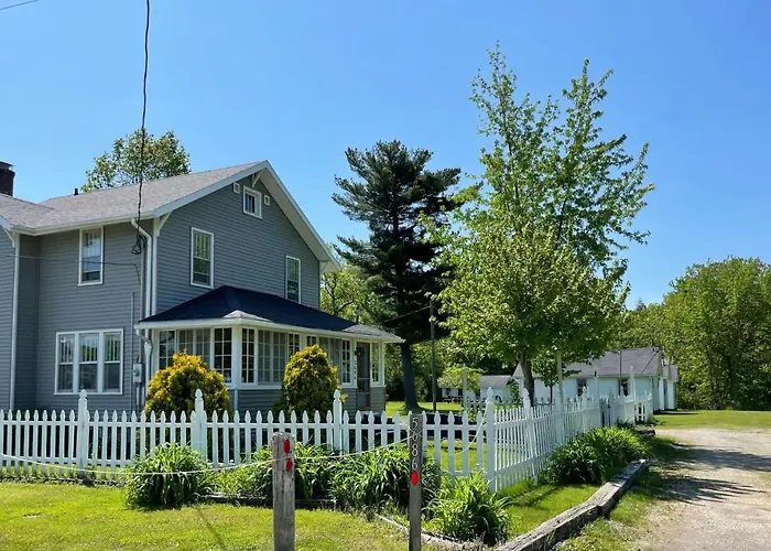 Drop Anchor Cottages And Lake House